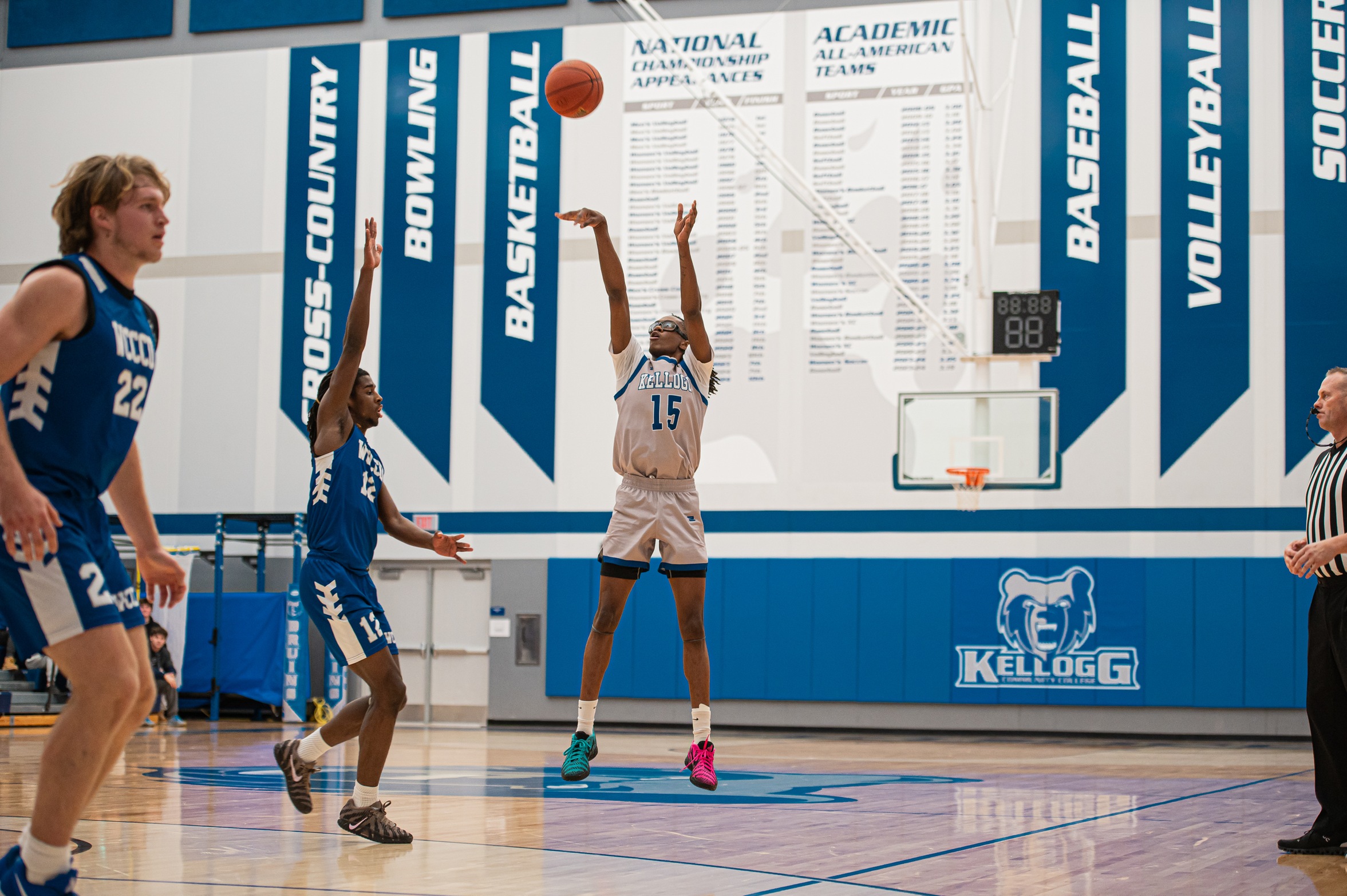 Men's Basketball Advances to 9-2